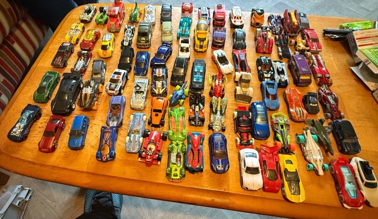 Lots of toys csr 80 cars many expensive cars and great condition 