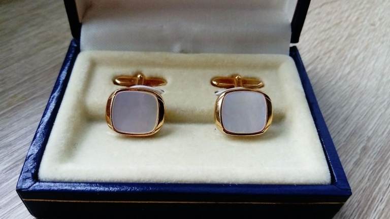 Gold Tone Cufflinks with Mother of Pearl Inlay – As Good As New