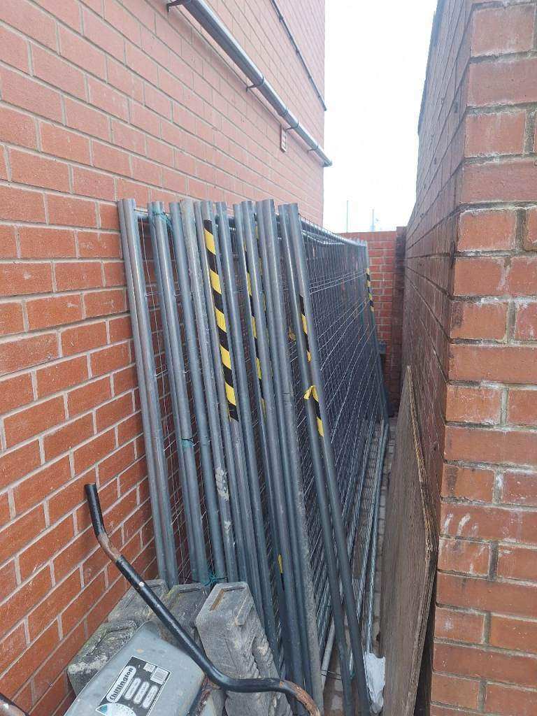 16 x Heras Fencing panels with clips and feet