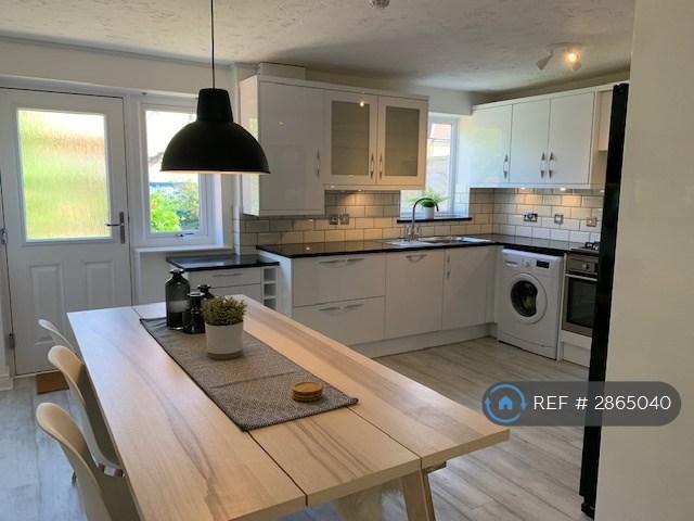 6 bedroom house in Nightingale Shott, Egham, TW20 (6 bed) (#2865040)