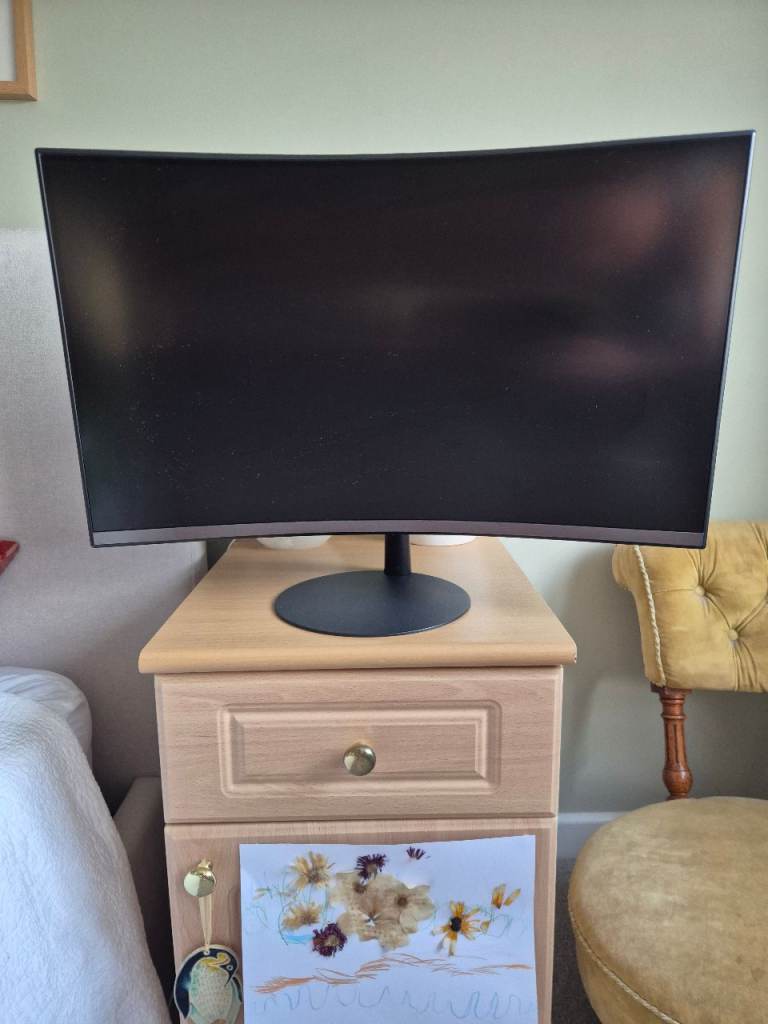 **Samsung T55 27" Curved Monitor – Full HD – Excellent Condition**