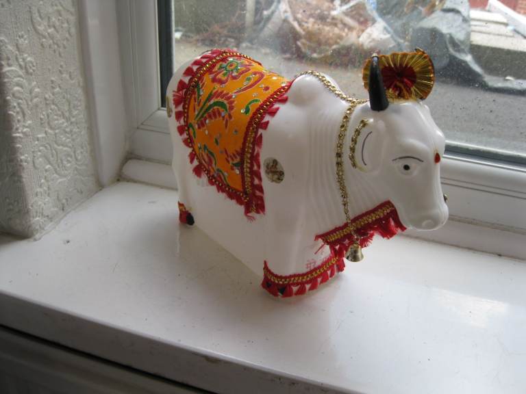HINDU TEMPLE Decorative Indian Cow Figurine – White with Orange & Red Detail LEICESTER LE4 5DJ