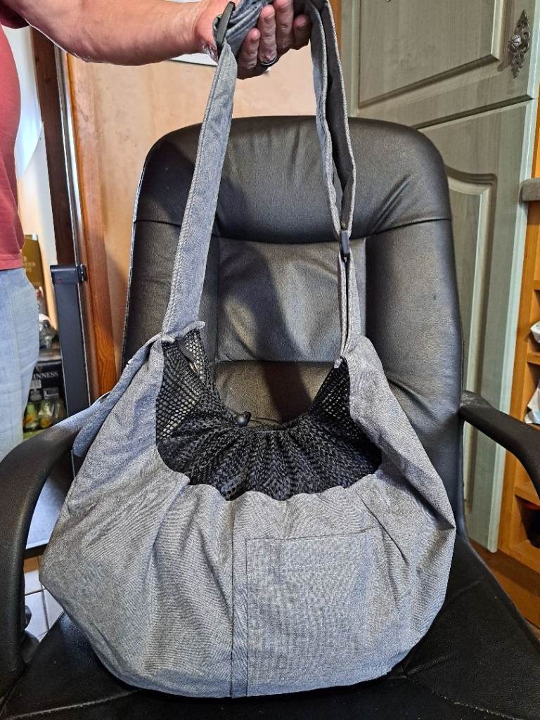 PET CARRIER/SLING. 