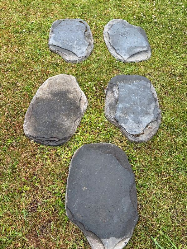 Weathered Scalloped Edge Stepping Stones