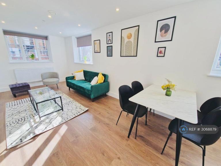 2 bedroom flat in Wandsworth Road, London, SW8 (2 bed) (#3068879)