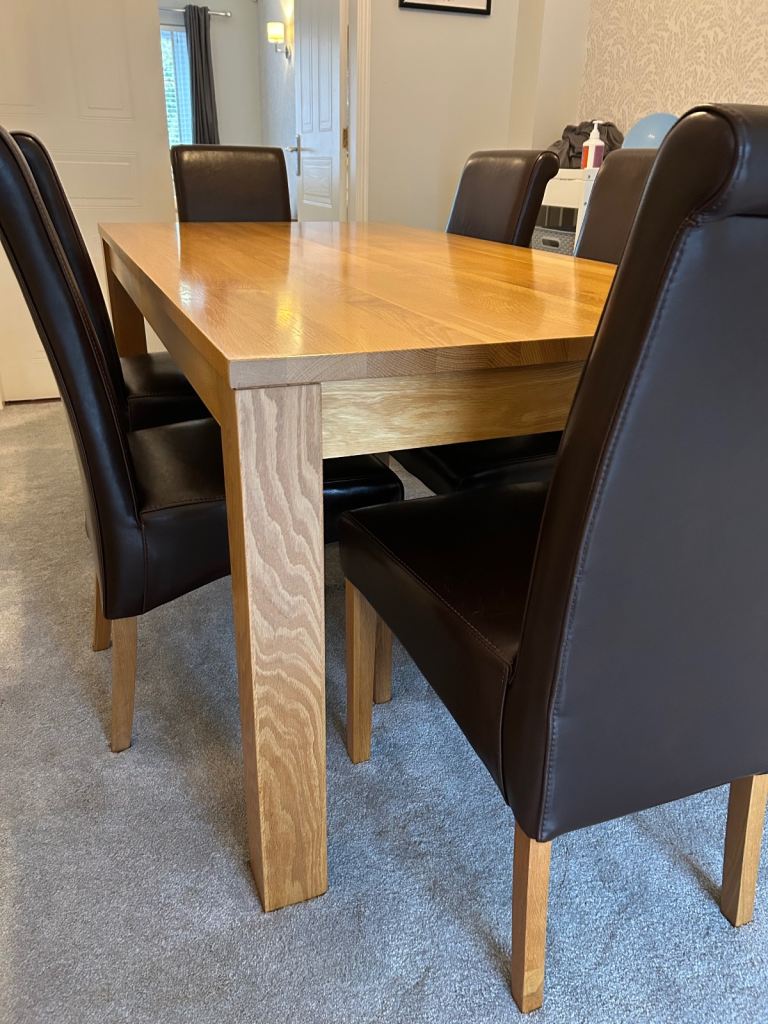 Oak furniture land dining table, 6 chairs 