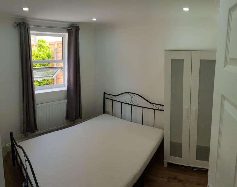 Luxury ground floor double room move in now Leyton Stratford Central line station all bills 