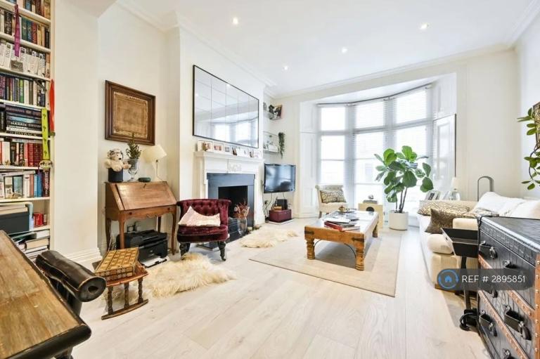 2 bedroom flat in Free Parking With Ev Charger, London, SW10 (2 bed) (#2895851)