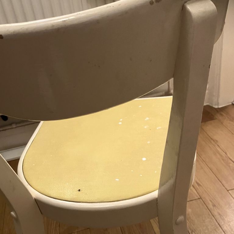 Set of 4 Retro cafe white chairs wooden seats 4 chairs included 