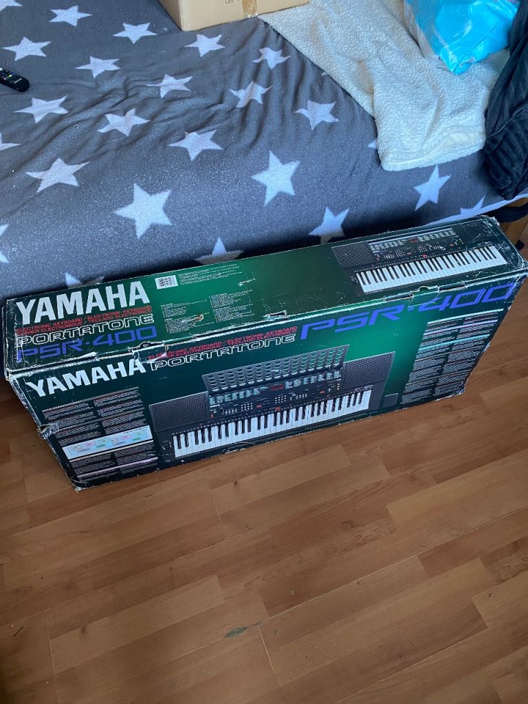 yamaha portatone psr 400 keyboard with easel and power plug in box  
