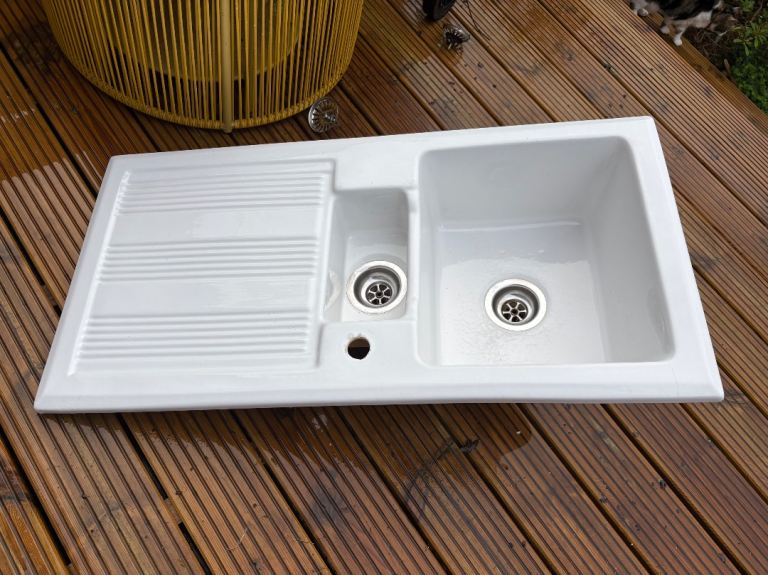 Ceramic kitchen sink with 1.5 bowl and drainer