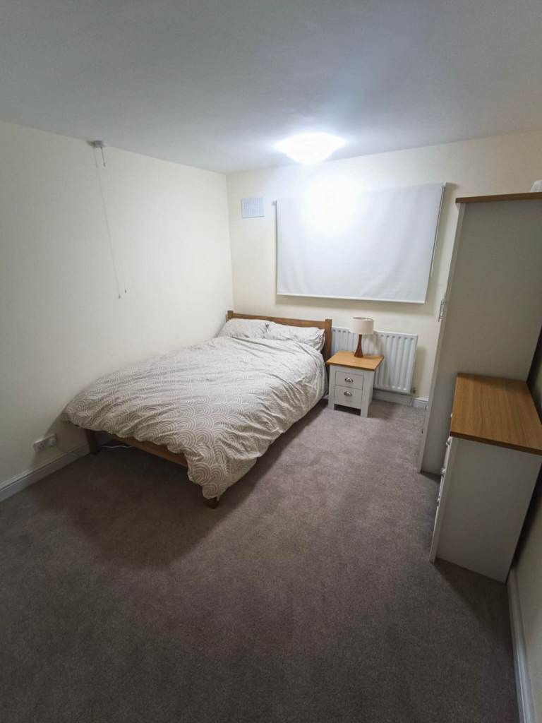 Double room in clean house Rugby