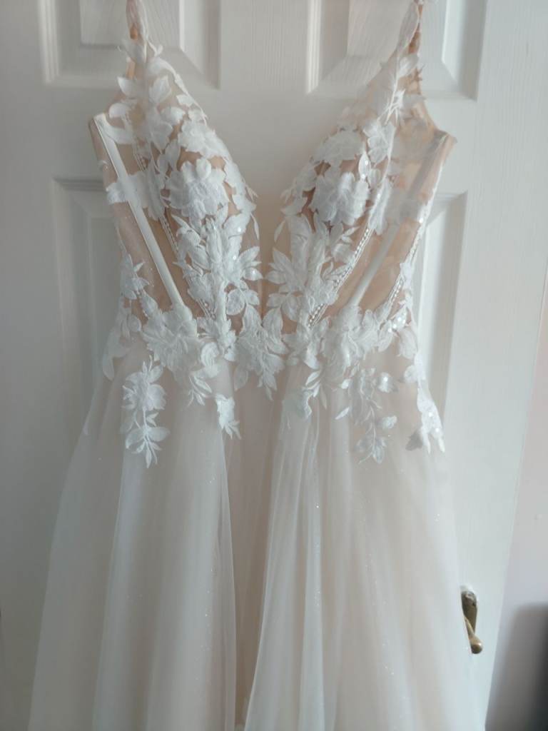 Beautiful ivory Wedding Dress with Lace Detail – As Good As New