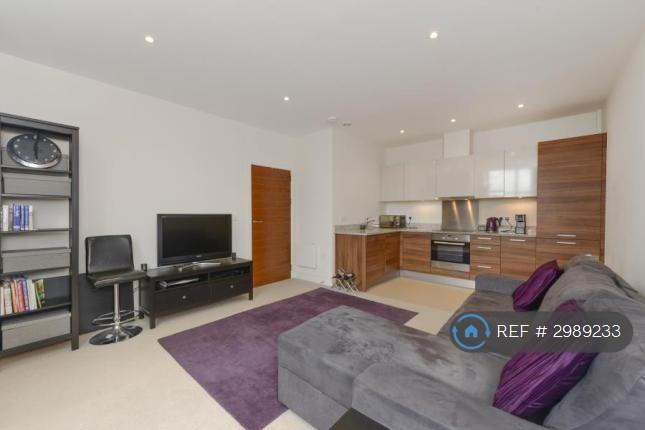 1 bedroom flat in Bromyard House, Acton, W3 (1 bed) (#2989233)