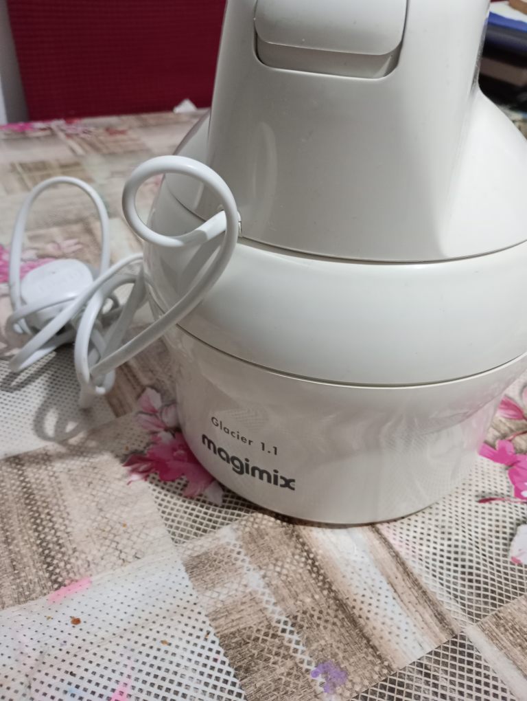 Ice cream maker used in good condition 