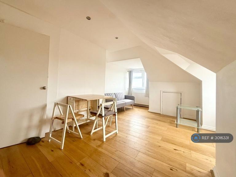2 bedroom flat in Claremont Road, Seaford, BN25 (2 bed) (#3016331)