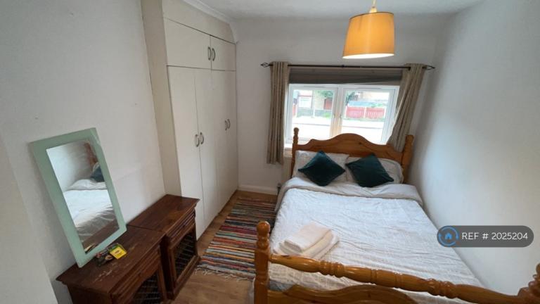 4 bedroom house in Ealing Road, Brentford, TW8 (4 bed) (#2025204)