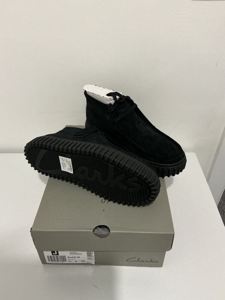 Men’s black clarks
