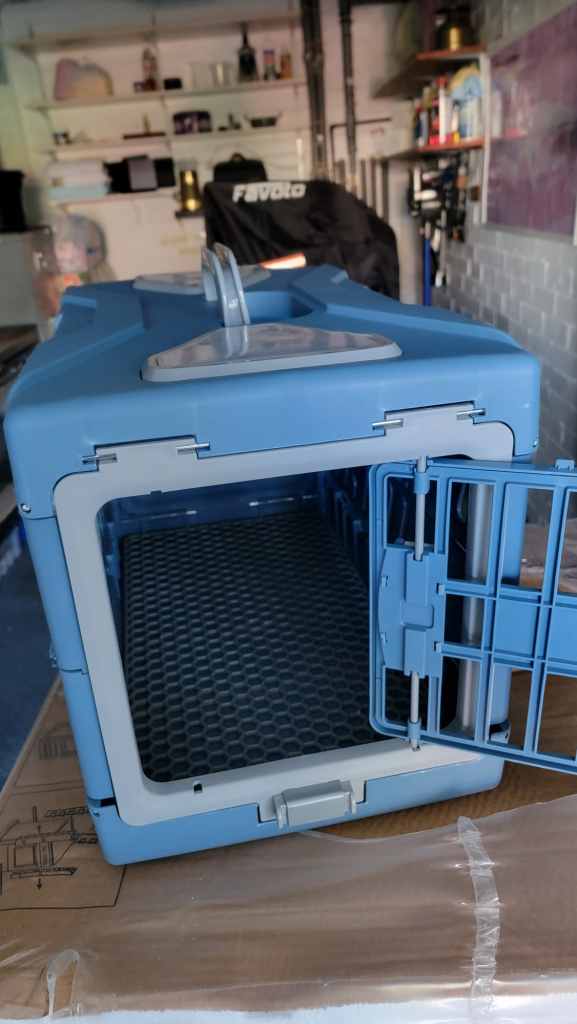 Foldable pet carrier