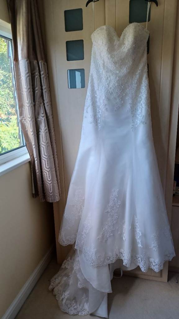 ABSOLUTELY STUNNING IVORY SIZE 12 WEDDING GOWN