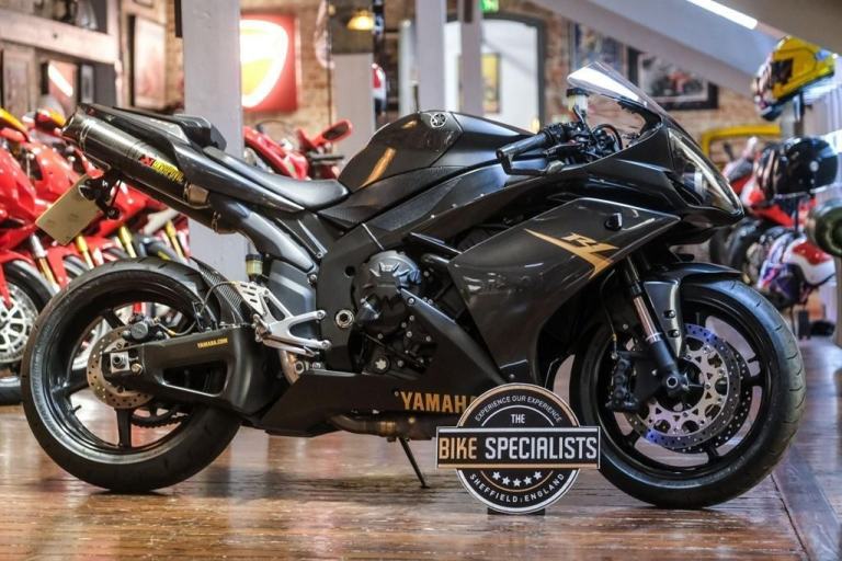 Yamaha R1 *Yamaha YZF - Akrapovic End Cans*