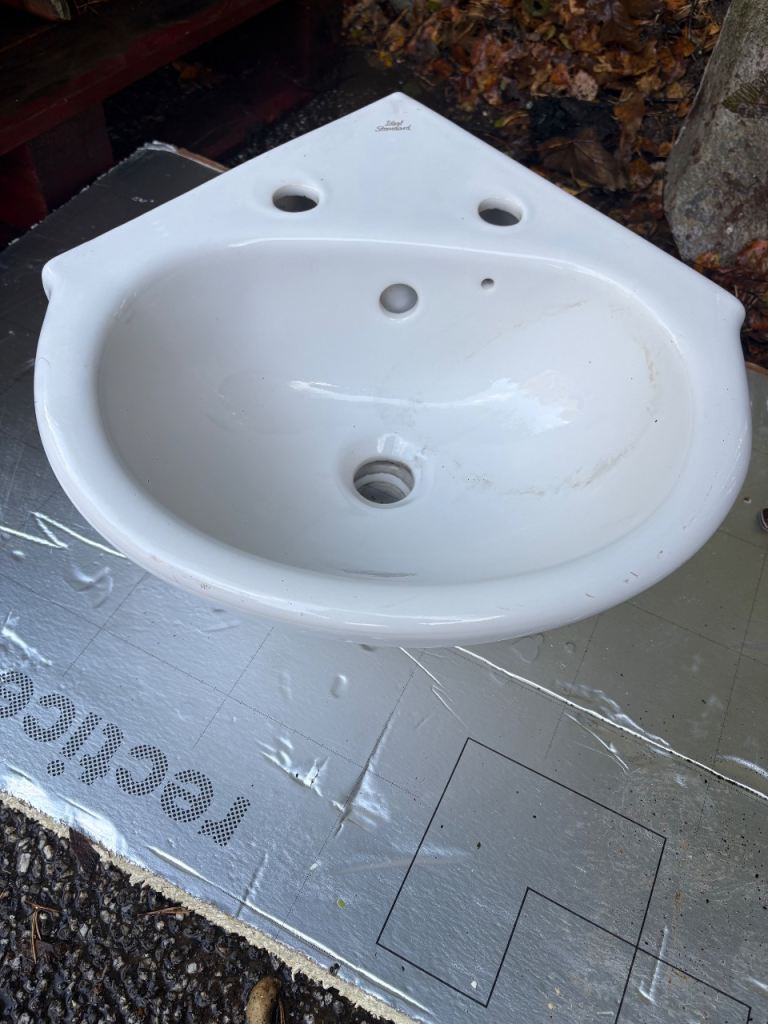Corner sink