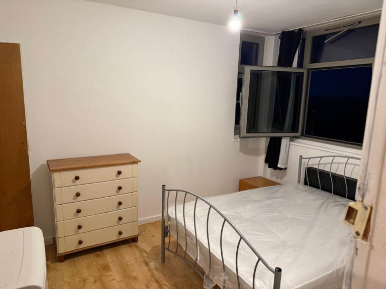 Good size double room with build in wardrobe in Putney / Southfields