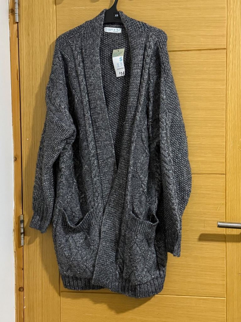 New woollen cardigan with tag
