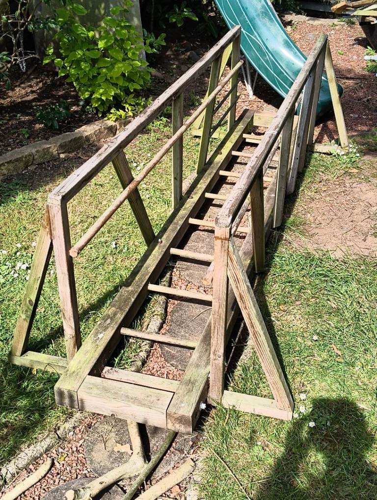Monkey bars with additional rails