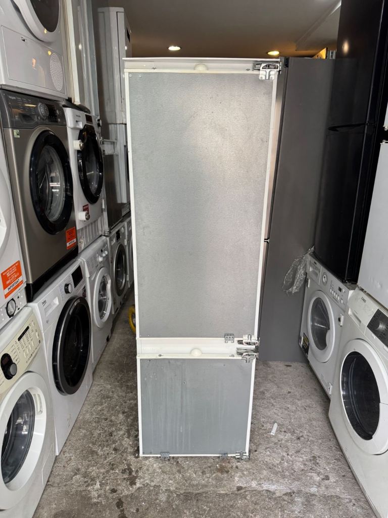 1 Siemens 70/30 Silver Colour Integrated Fridge Freezer With Free Delivery 🚚 