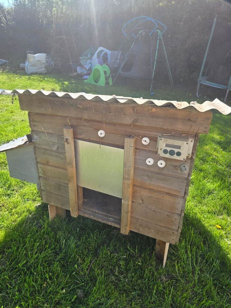 Solid chicken coop with automatic door