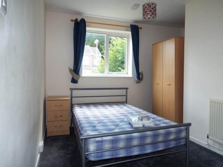 Two bed property - easy access to public transport 