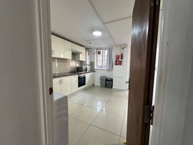 Selection of 4 En-Suite Rooms to Rent in Duplex-Flat Share in Bruckner Street, Queens Park, W10 4PX