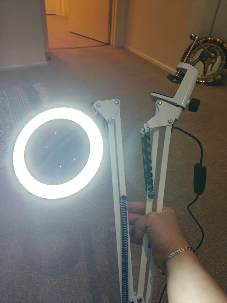 LED magnifying lamp