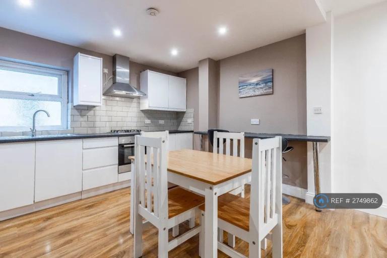 2 bedroom flat in Goodrich Road, London, SE22 (2 bed) (#2749862)