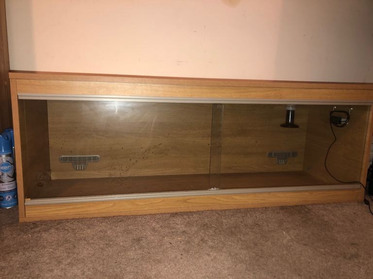 VIVARIUM WITH ACCESSORIES AND BULB 
