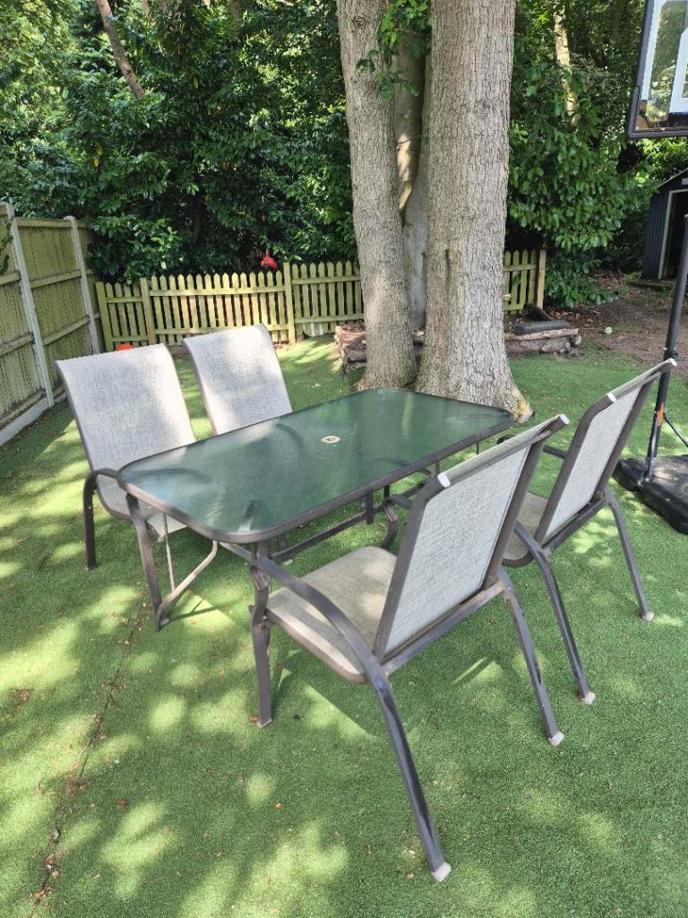 Garden Patio Table and 4 Chairs Set – Good useable Condition, delivery available 