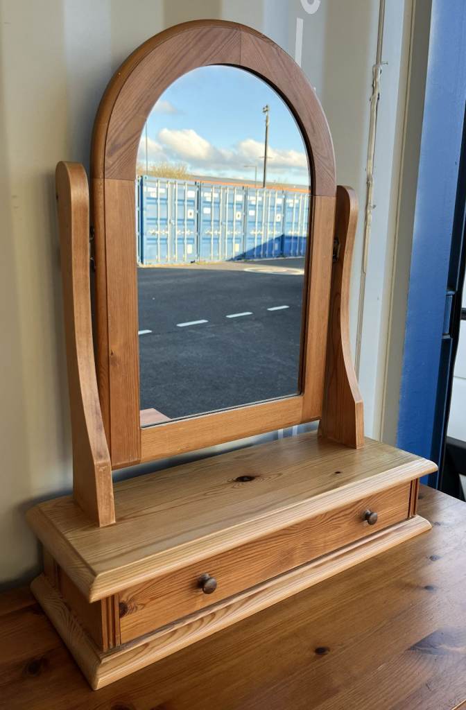 A SOLID PINE DRESSING TABLE MIRROR WITH A DRAWER