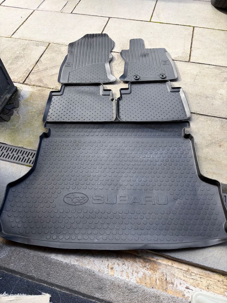 Subaru forester mats and cargo tray 