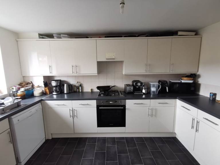 ** Lovely double room in quiet, professional friendly house share - All inclusive **