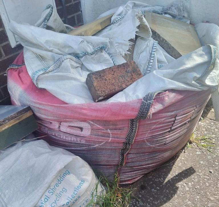 1 tonne of sand & 6 x bags of post mix 