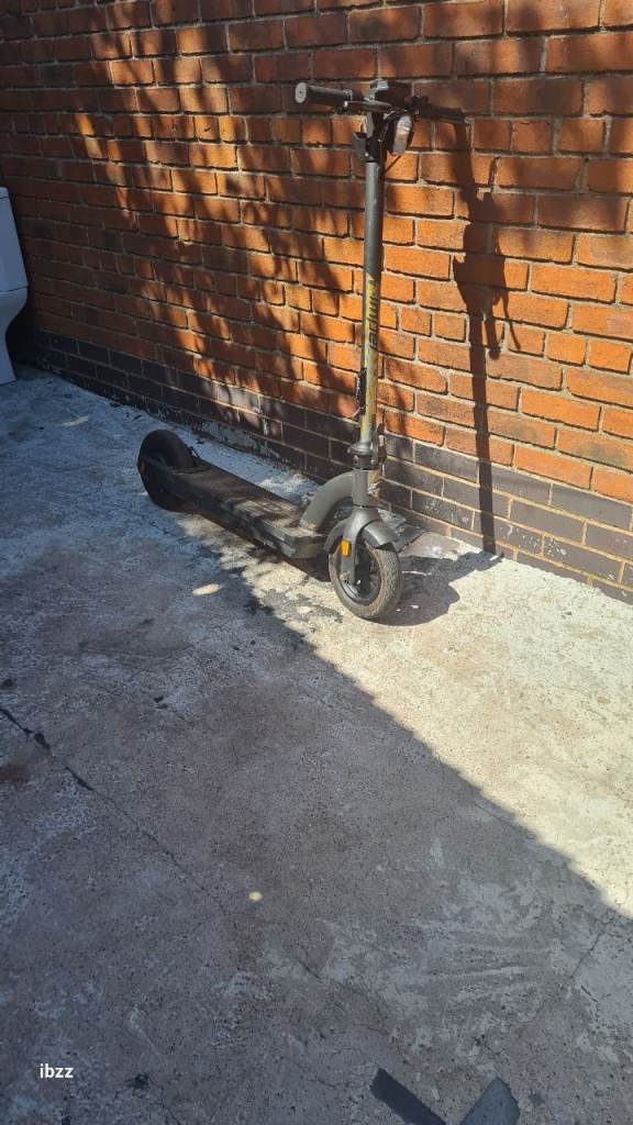 Electric Scooter with Digital Display – Good Condition