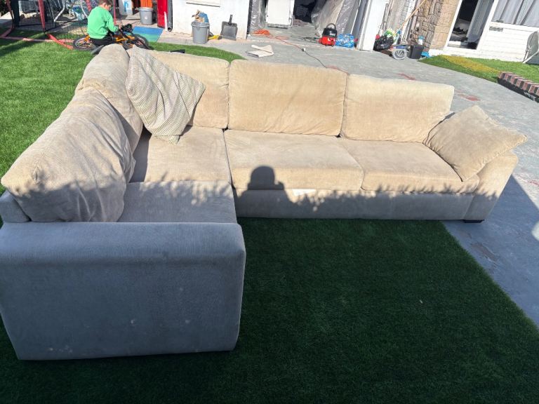 Very Good condition cream corner 5 seater sofa. Can deliver