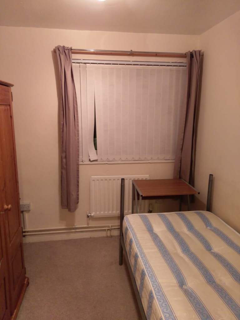SINGLE  ROOM TO LET