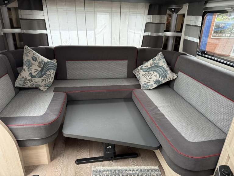 2018 HOBBY De Luxe Edition 495 UL fixed single beds