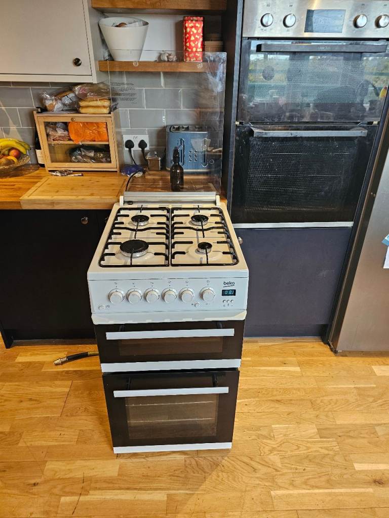 Gas cooker with bayonet fitting 