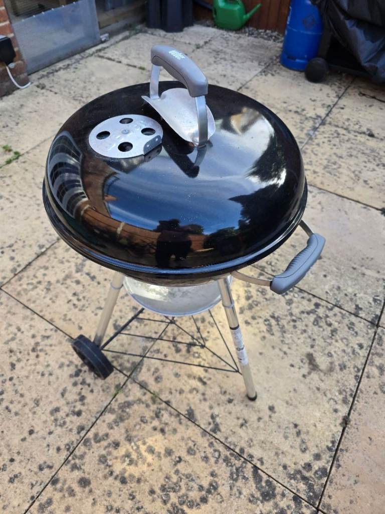 Weber Black Kettle BBQ with Wheels – Good Condition