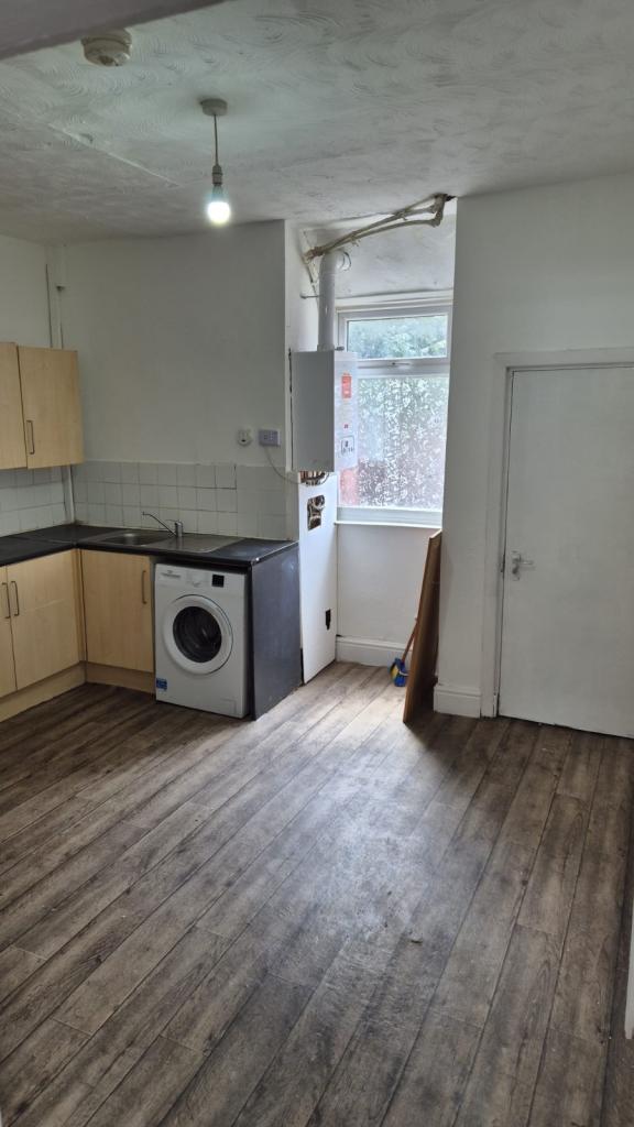 2 BEDROOM HOUSE IN MOSS SIDE/MANCHESTER