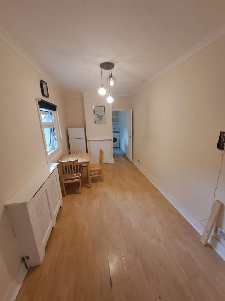 1 Bedroom Flat with Separate Living Room – N15
