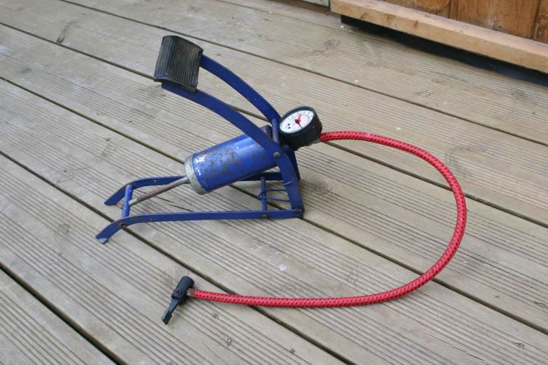 Classic design foot pump